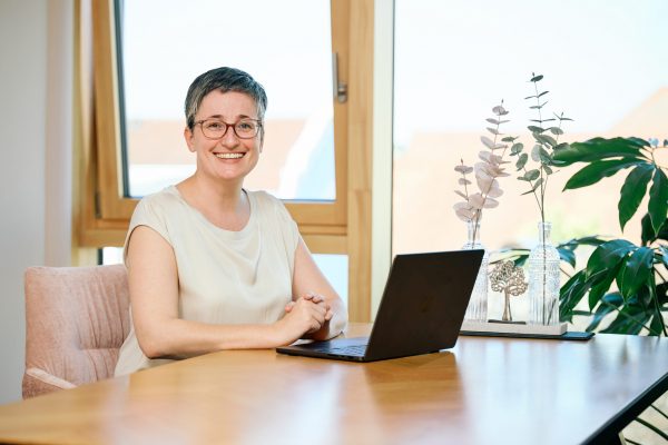 Gründerin und Geschäftsführerin Christiane Scheid am geöffneten Laptop